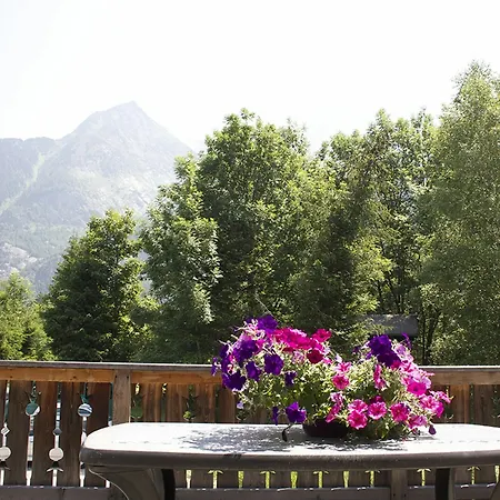 With 3 Bedrooms In Chamonix-mont-blanc, With Wonderful Mountain Domek alpejski